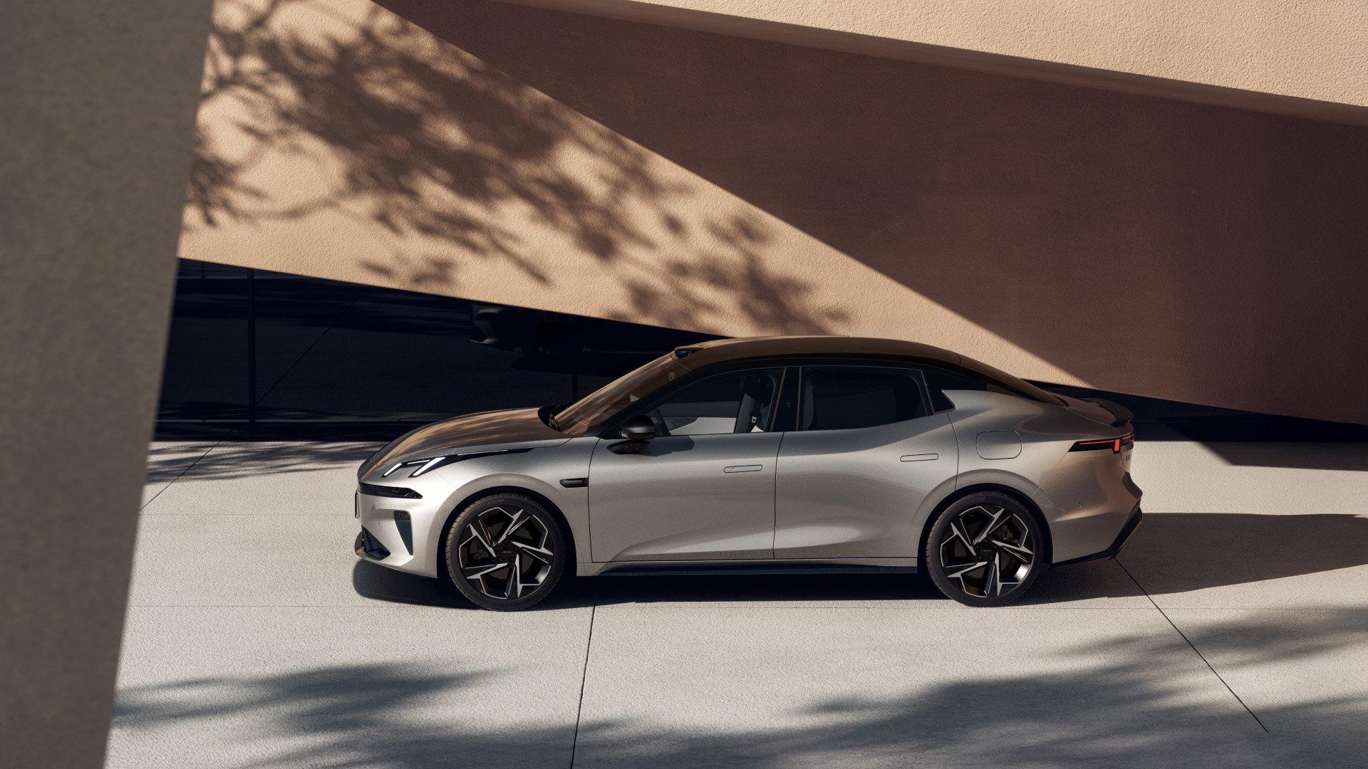 Гибридный автомобиль Lynk&Co 07 EM-P